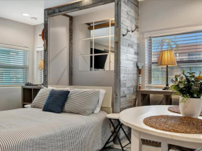 Quiet Corner Suite Heated Pool & 2 mins 2 beach